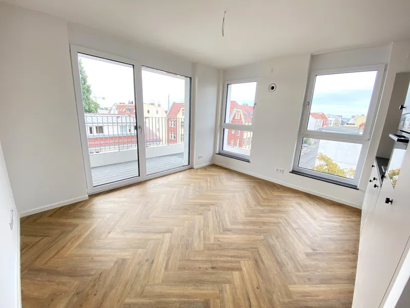 Sehr helle Süd-Wohnung mit Balkon, EBK und Abstellkammer direkt am Marktplatz Adlershof!!! — photo 1